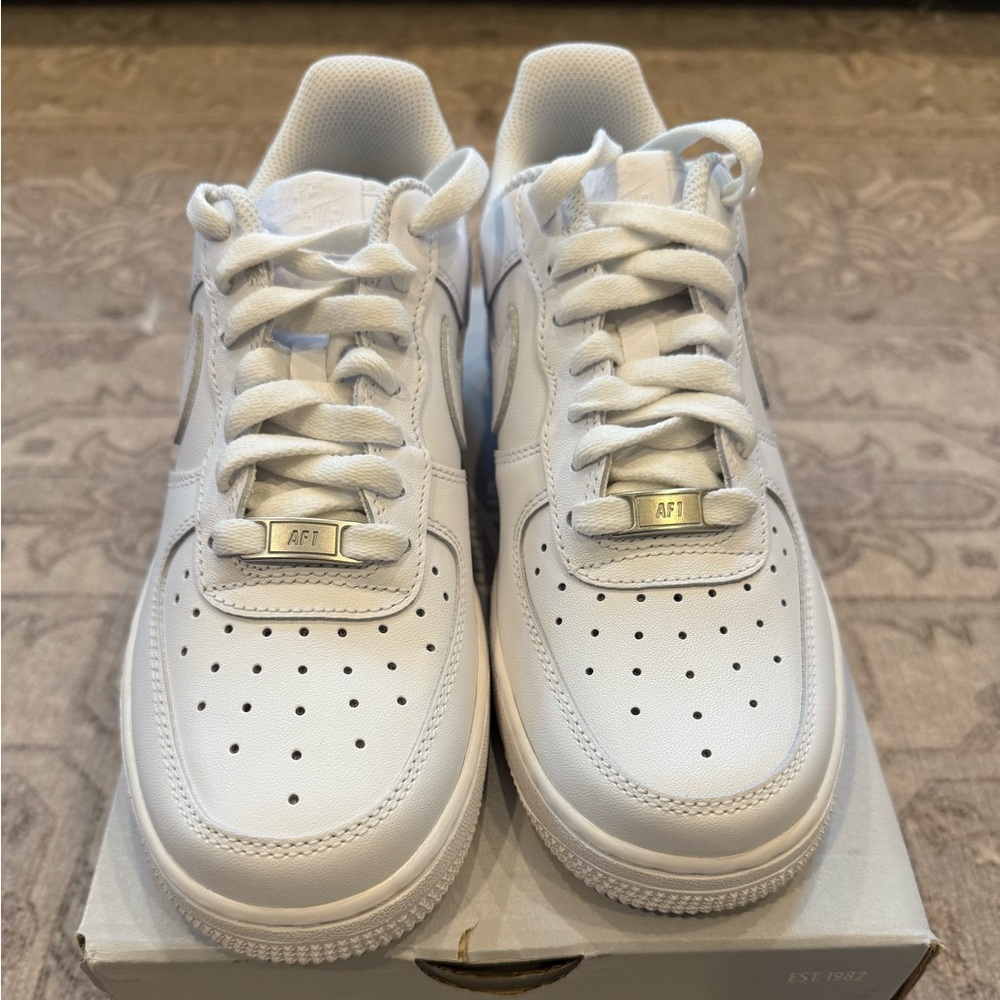 NiKE women’s Air Forced 1 ‘07 Sz 7.5 white - Picture 2 of 5
